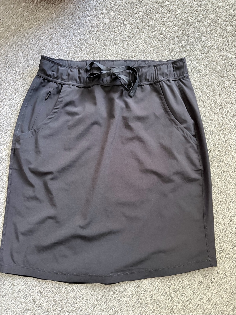 Janela bay travel skirt SIZE small moisture wicking material lightweight black